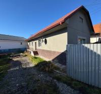 Na predaj 3i rodinný dom – Družstevná pri Hornáde, Košice - okolie - Rodinný dom na Varoveckej ulici v Družstevnej pri Hornáde s dvorom a bránou.