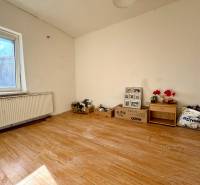 Na predaj 3i rodinný dom – Družstevná pri Hornáde, Košice - okolie - Izba v rodinnom dome s podlahou s dreveným dekorom a nábytkom.