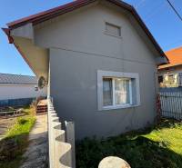 Na predaj 3i rodinný dom – Družstevná pri Hornáde, Košice - okolie - Rodinný dom na Varoveckej ulici v Družstevnej pri Hornáde s trávnatou záhradou a plechovým plotom.