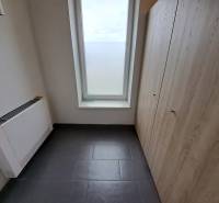 Prenajmeme kancelársky priestor, 40 m2, Levická ul., Vráble - Kancelária s dlažbou, úložným priestorom a veľkým oknom, bez nábytku.