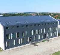 Prenajmeme kancelársky priestor, 40 m2, Levická ul., Vráble - Budova na Levickej ulici vo Vrábľoch s kanceláriami, moderná architektúra a zeleným okolím.