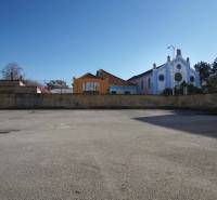 Na predaj jedinečný pozemok priamo v centre, Nové Zámky, 534m² - Prázdny pozemok na bývanie v Nových Zámkoch, obklopený historickými budovami a lekárňou.