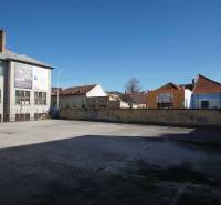 Na predaj jedinečný pozemok priamo v centre, Nové Zámky, 534m² - Priestranný pozemok pre bývanie v centre Nových Zámkov s okolím historických budov.