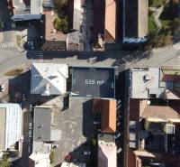 Na predaj jedinečný pozemok priamo v centre, Nové Zámky, 534m² - Letecký pohľad na pozemky - bývanie v Nových Zámkoch, obklopené budovami a cestami.