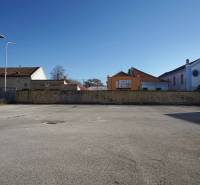 Na predaj jedinečný pozemok priamo v centre, Nové Zámky, 534m² - Mestský priestor v Nových Zámkoch vhodný na pozemky - bývanie, obklopený budovami a drevenými domami.