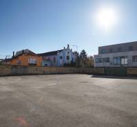 Na predaj jedinečný pozemok priamo v centre, Nové Zámky, 534m² - Pozemok v Nových Zámkoch vhodný na bývanie, obklopený budovami a slnečným počasím.