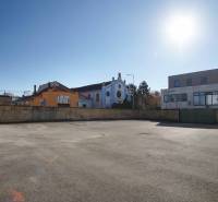 Na predaj jedinečný pozemok priamo v centre, Nové Zámky, 534m² - Slnečné pozemky v Nových Zámkoch s výhľadom na okolité budovy vhodné na bývanie.