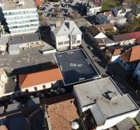 Na predaj jedinečný pozemok priamo v centre, Nové Zámky, 534m² - Letecký pohľad na pozemok na bývanie v Nových Zámkoch, zastavané mestské prostredie.