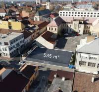Na predaj jedinečný pozemok priamo v centre, Nové Zámky, 534m²  - Letecký pohľad na pozemky pre bývanie v Nových Zámkoch o rozlohe 535 m².