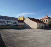 Na predaj jedinečný pozemok priamo v centre, Nové Zámky, 534m² - Parkovisko obklopené budovami v Nových Zámkoch, ideálne pre pozemky - bývanie.