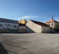 Na predaj jedinečný pozemok priamo v centre, Nové Zámky, 534m² - Parkovisko, okolité budovy a lekáreň v Nových Zámkoch, Pozemky - bývanie.