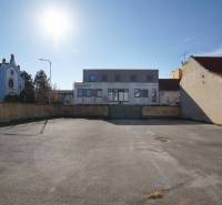 Na predaj jedinečný pozemok priamo v centre, Nové Zámky, 534m² - Pozemok v Nových Zámkoch vhodný na bývanie, obklopený budovami, čisté asfaltové plochy.