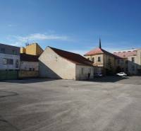 Na predaj jedinečný pozemok priamo v centre, Nové Zámky, 534m² - Vo dvore v Nových Zámkoch sú rôzne budovy, vhodné pre Pozemky - bývanie.