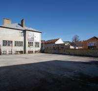 Na predaj jedinečný pozemok priamo v centre, Nové Zámky, 534m² - Exteriér budov a otvorená plocha v meste Nové Zámky, vhodná pre Pozemky - bývanie.