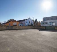 Na predaj jedinečný pozemok priamo v centre, Nové Zámky, 534m² - Fotografia pozemku na bývanie v Nových Zámkoch. Záber ukazuje budovy v pozadí.