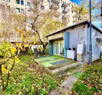 RADO I NA PRENAJOM I ZARIADENY 1-IZBOVY DOM I BA-PRIEVOZ - Záhrada pri rodinnom dome na Hraničnej ulici v Bratislave - Prievoze s terasou.