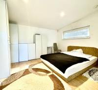 RADO I NA PRENAJOM I ZARIADENY 1-IZBOVY DOM I BA-PRIEVOZ - Spálňa v rodinnom dome s posteľou, skrinkami a podlahou s dreveným dekorom.