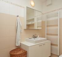 Ponúka prenájom 2 izb. byt na ul. Záporožská na začiatku - Kúpeľňa v 2-izbovom byte s bielym nábytkom, zrkadlom a uterákom.