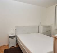 Ponúka prenájom 2 izb. byt na ul. Záporožská na začiatku - Spálňa v 2-izbovom byte s manželskou posteľou, nočným stolíkom a komodou.