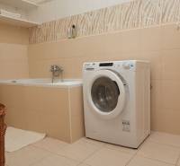 Ponúka prenájom 2 izb. byt na ul. Záporožská na začiatku - Kúpeľňa s vaňou, práčkou a policou v 2-izbovom byte.