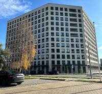 PRENÁJOM garáž Poprad, ul. Karpatská - Bytový dom na Karpatskej ulici v Poprade, okolité parkovisko a stromy.