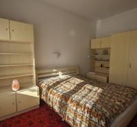 5-izbový rodinný dom na predaj v Hornom Ohaji, okr. NR, pozemok 1251m2 - Spálňa v rodinnom dome so svetlým nábytkom a vzorovanou posteľnou prikrývkou.