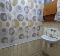 5-izbový rodinný dom na predaj v Hornom Ohaji, okr. NR, pozemok 1251m2 - Kúpeľňa v rodinnom dome, vaňa so závesom, umývadlo s mydlom a zrkadlo.