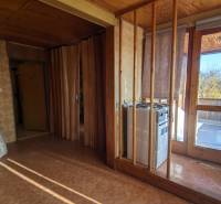 5-izbový rodinný dom na predaj v Hornom Ohaji, okr. NR, pozemok 1251m2 - Interiér rodinného domu s dverami na terasu a stenami s dreveným dekorom.