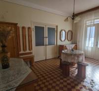 5-izbový rodinný dom na predaj v Hornom Ohaji, okr. NR, pozemok 1251m2 - Interiér rodinného domu s farebnou dlažbou, kvetinovou vázou a záclonami.