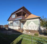 5-izbový rodinný dom na predaj v Hornom Ohaji, okr. NR, pozemok 1251m2 - Rodinný dom vo Vrábľoch s podkrovím, menšou terasou a záhradou s ovocnými stromami.