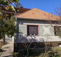 5-izbový rodinný dom na predaj v Hornom Ohaji, okr. NR, pozemok 1251m2 - Rodinný dom vo Vrábľoch obklopený stromami a záhradou so zeleným lístím.