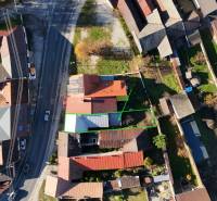 Menší rodinný dom len pár metrov od centra mesta Rajec - Letecký pohľad na rodinný dom na Kostolnej ulici v Rajci s dvorom.