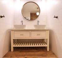 Na PRENÁJOM_ NÁDHERNÝ 3-izbový byt  - Kúpeľňa v 3-izbovom byte s dvojitým umývadlom a podlahou s dreveným dekorom.