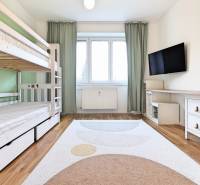 Na PRENÁJOM_ NÁDHERNÝ 3-izbový byt  - Izba v 3-izbovom byte s poschodovou posteľou, televízorom a podlahou s dreveným dekorom.