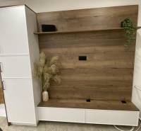 Na prenájom 1-izbový byt - Nové Zámky - V 1-izbovom byte je šatníková stena s dreveným dekorom a kvetmi vo váze.