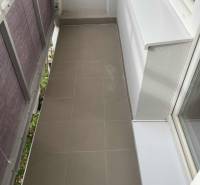 Na prenájom 1-izbový byt - Nové Zámky - Úzky balkón s keramickou dlažbou v 1-izbovom byte.