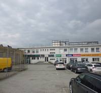 STROJNÍCKA: VOĽNÉ OBCHODNÉ priestory 48 m2 - PRÍZEMIE - Obchodné priestory na Strojníckej ulici v Prešove s parkoviskom a obchodmi.