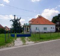 INVESTIČNÁ PRÍLEŽITOSŤ – Na predaj Komplexné centrum v Nitre  - Rodinný dom na ulici Pod sokolom v Nitre s červenou strechou a priestrannou záhradou.