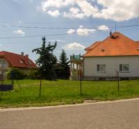 INVESTIČNÁ PRÍLEŽITOSŤ – Na predaj Komplexné centrum v Nitre  - Rodinný dom na ulici Pod sokolom v Nitre s červenou strechou a záhradou.