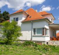 INVESTIČNÁ PRÍLEŽITOSŤ – Na predaj Komplexné centrum v Nitre  - Rodinný dom na ulici Pod sokolom v Nitre s terasou a záhradou.