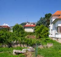 INVESTIČNÁ PRÍLEŽITOSŤ – Na predaj Komplexné centrum v Nitre  - Rodinný dom v Nitre na ulici Pod sokolom, obklopený zeleňou a záhradou.