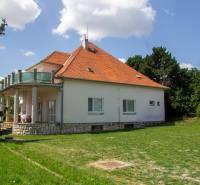 INVESTIČNÁ PRÍLEŽITOSŤ – Na predaj Komplexné centrum v Nitre  - Rodinný dom na ulici Pod sokolom v Nitre s veľkou záhradou a terasou.