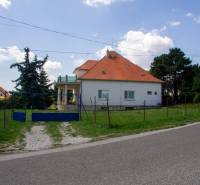 INVESTIČNÁ PRÍLEŽITOSŤ – Na predaj Komplexné centrum v Nitre  - Rodinný dom na ulici Pod sokolom v Nitre, s výrazným červeným strešným obkladom.