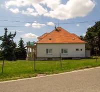 INVESTIČNÁ PRÍLEŽITOSŤ – Na predaj Komplexné centrum v Nitre  - Rodinný dom na ulici Pod sokolom v Nitre so záhradou a zelenej farby strechou.