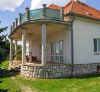 INVESTIČNÁ PRÍLEŽITOSŤ – Na predaj Komplexné centrum v Nitre  - Rodinný dom na ulici Pod sokolom v Nitre s vonkajším posedením a záhradou.