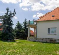 INVESTIČNÁ PRÍLEŽITOSŤ – Na predaj Komplexné centrum v Nitre  - Rodinný dom v Nitre na ulici Pod sokolom so záhradou a stromami.