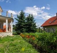 INVESTIČNÁ PRÍLEŽITOSŤ – Na predaj Komplexné centrum v Nitre  - Rodinný dom v Nitre na ulici Pod sokolom s terasou, záhradou a ihličnanmi.