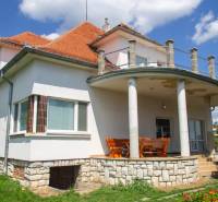 INVESTIČNÁ PRÍLEŽITOSŤ – Na predaj Komplexné centrum v Nitre - Rodinný dom na ulici Pod sokolom v Nitre, obklopený záhradou a terasou.