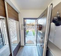 Predaj, rodinný dom Batizovce, + polyfunkčný objekt,... - Vstupná chodba do rodinného domu s podlahou s dreveným dekorom a zrkadlom.