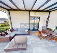 Predaj, rodinný dom Batizovce, + polyfunkčný objekt,... - Terasa rodinného domu v Batizovciach s pohodlným sedením a stolom na relaxáciu.